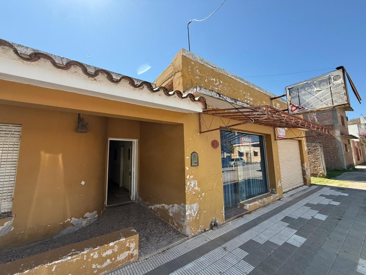Casa en venta con local comercial y galpón
