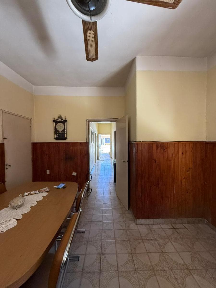 Casa en venta con local comercial y galpón