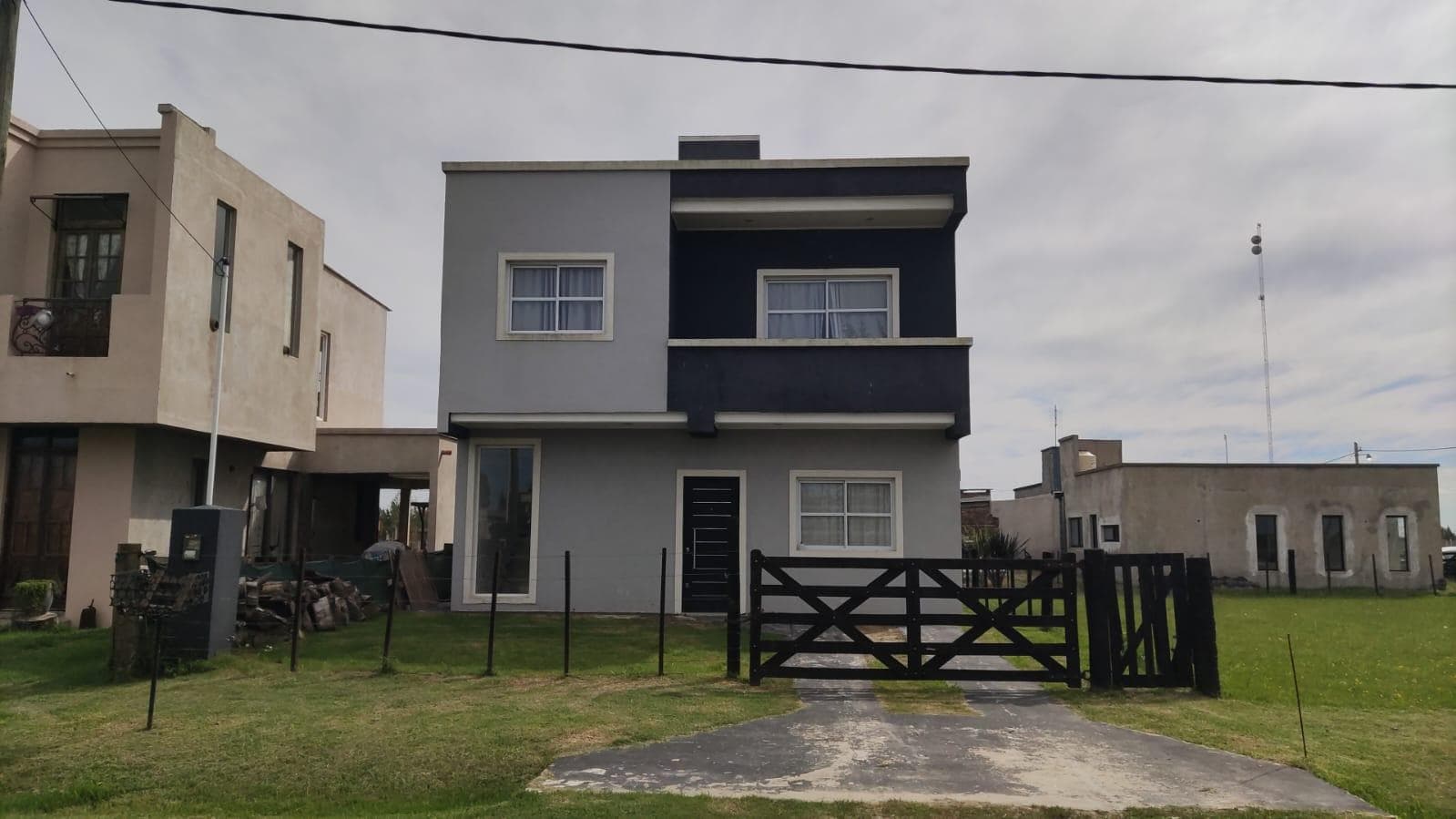 A must-see modern two-story house in the Domselaar Chico neighborhood—FOR RENT