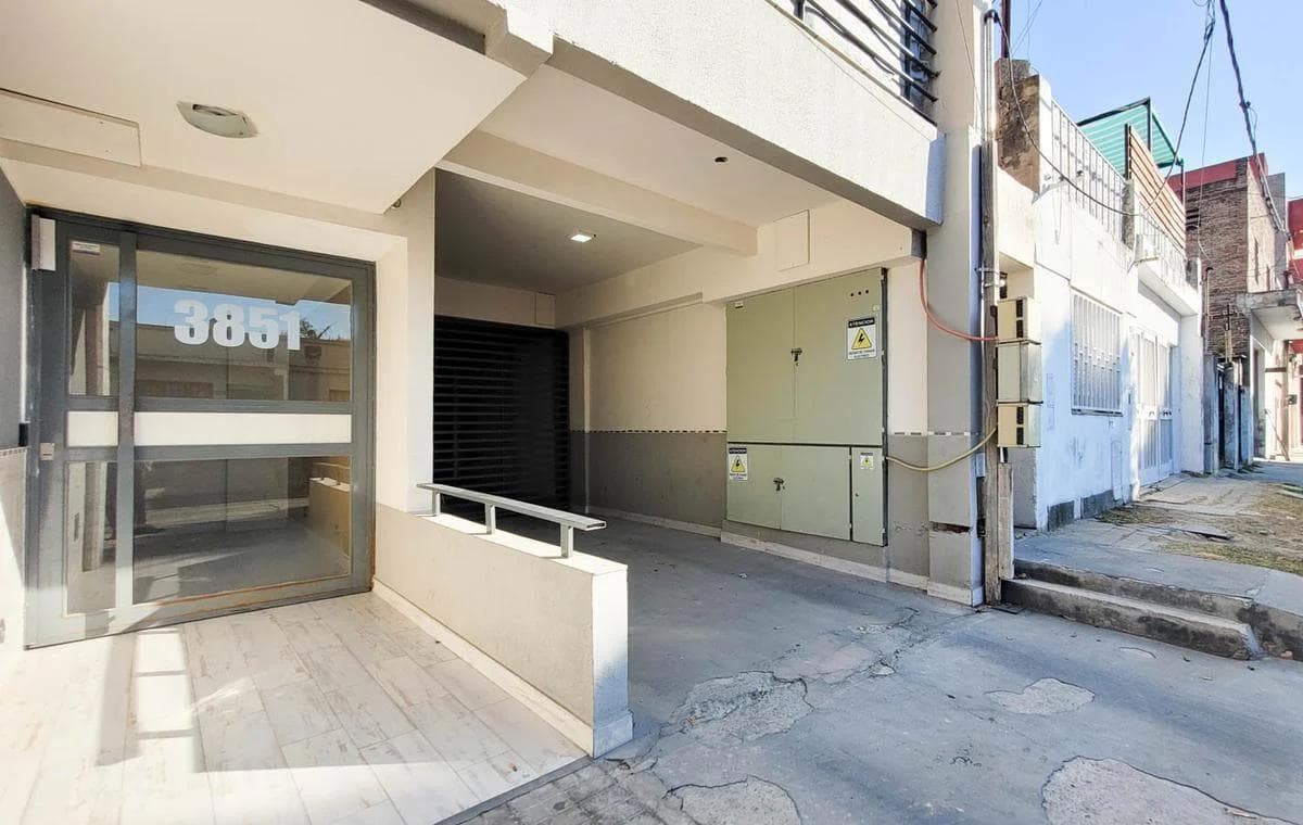 Studio Apartment for Sale with Balcony. Cinco Esquinas Neighborhood