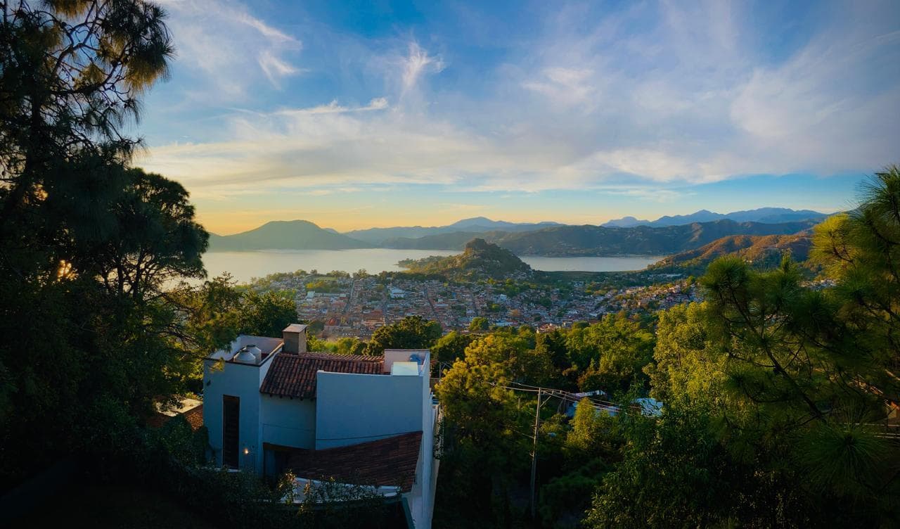 House for Sale/Rent with a Lake View in Valle de Bravo