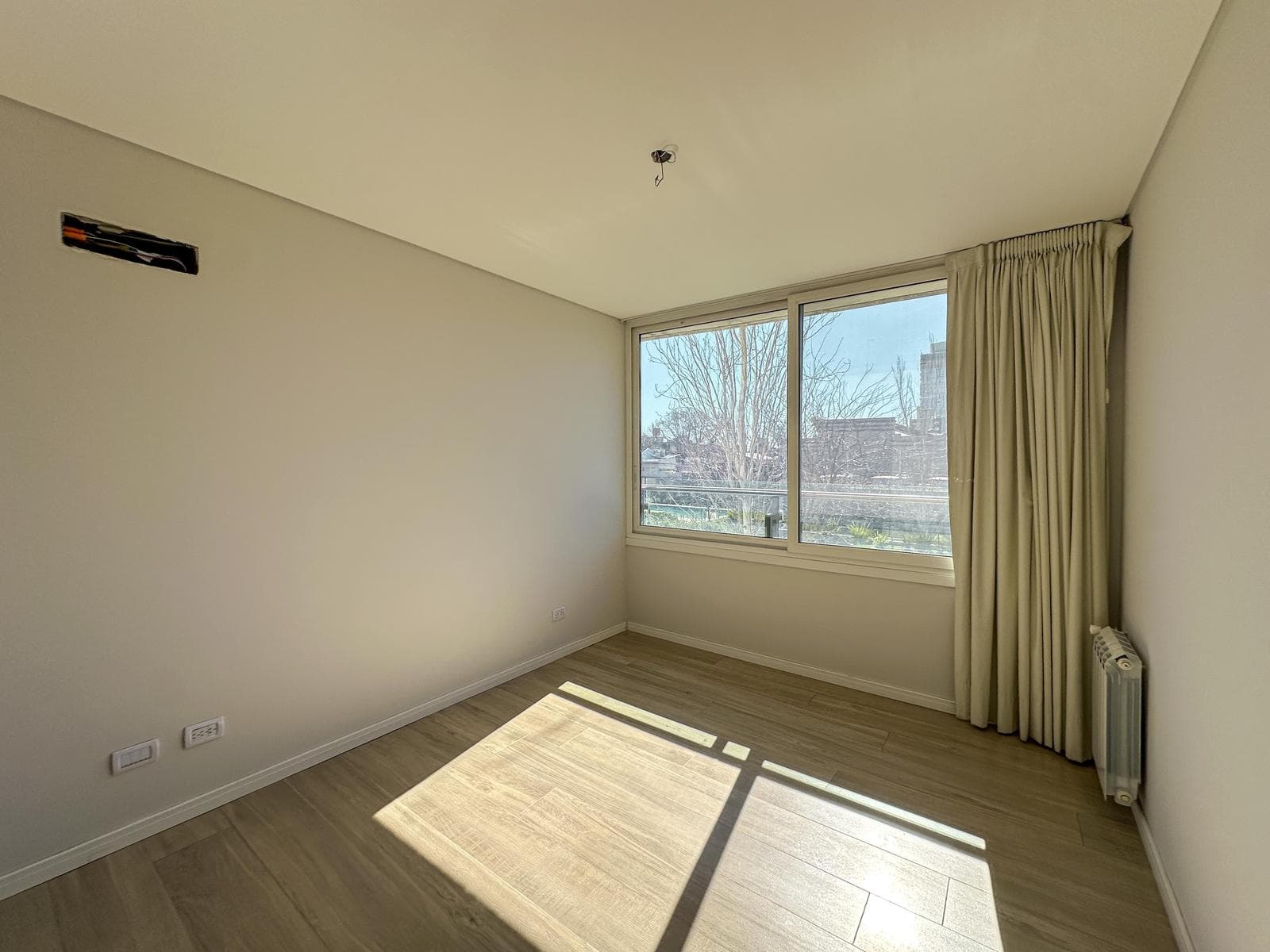 2-bedroom, 2-bathroom apartment with radiators and amenities at Condos Refinerias