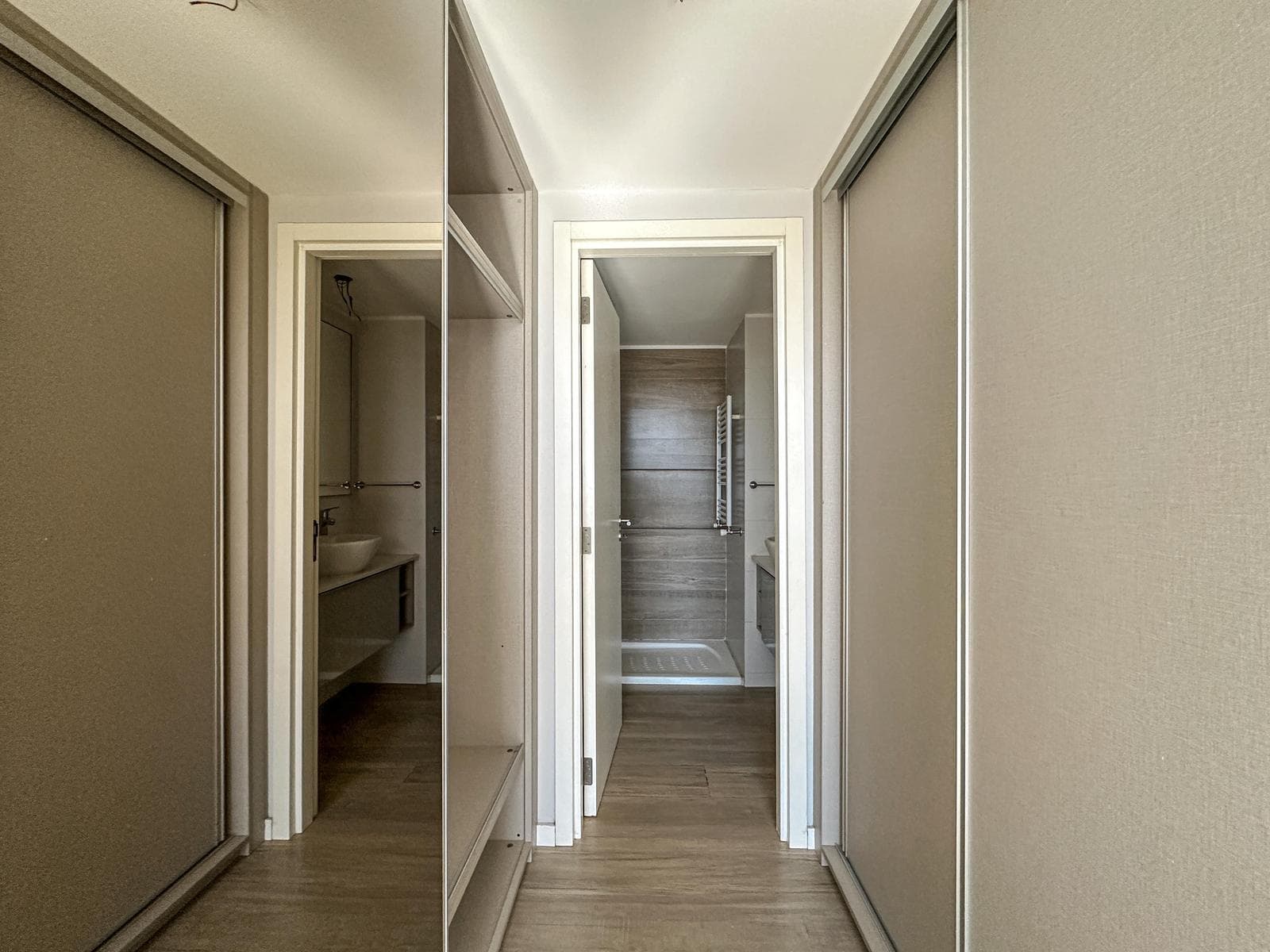 2-bedroom, 2-bathroom apartment with radiators and amenities at Condos Refinerias