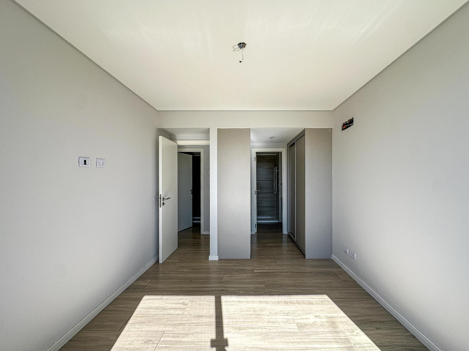 2-bedroom, 2-bathroom apartment with radiators and amenities at Condos Refinerias