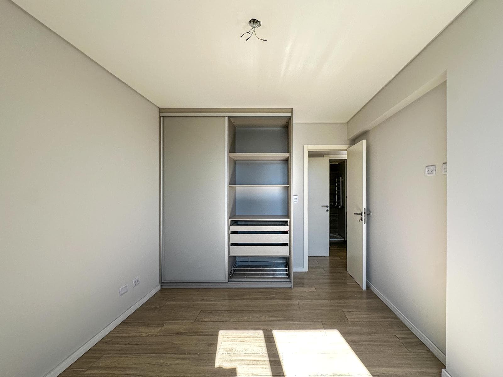 2-bedroom, 2-bathroom apartment with radiators and amenities at Condos Refinerias