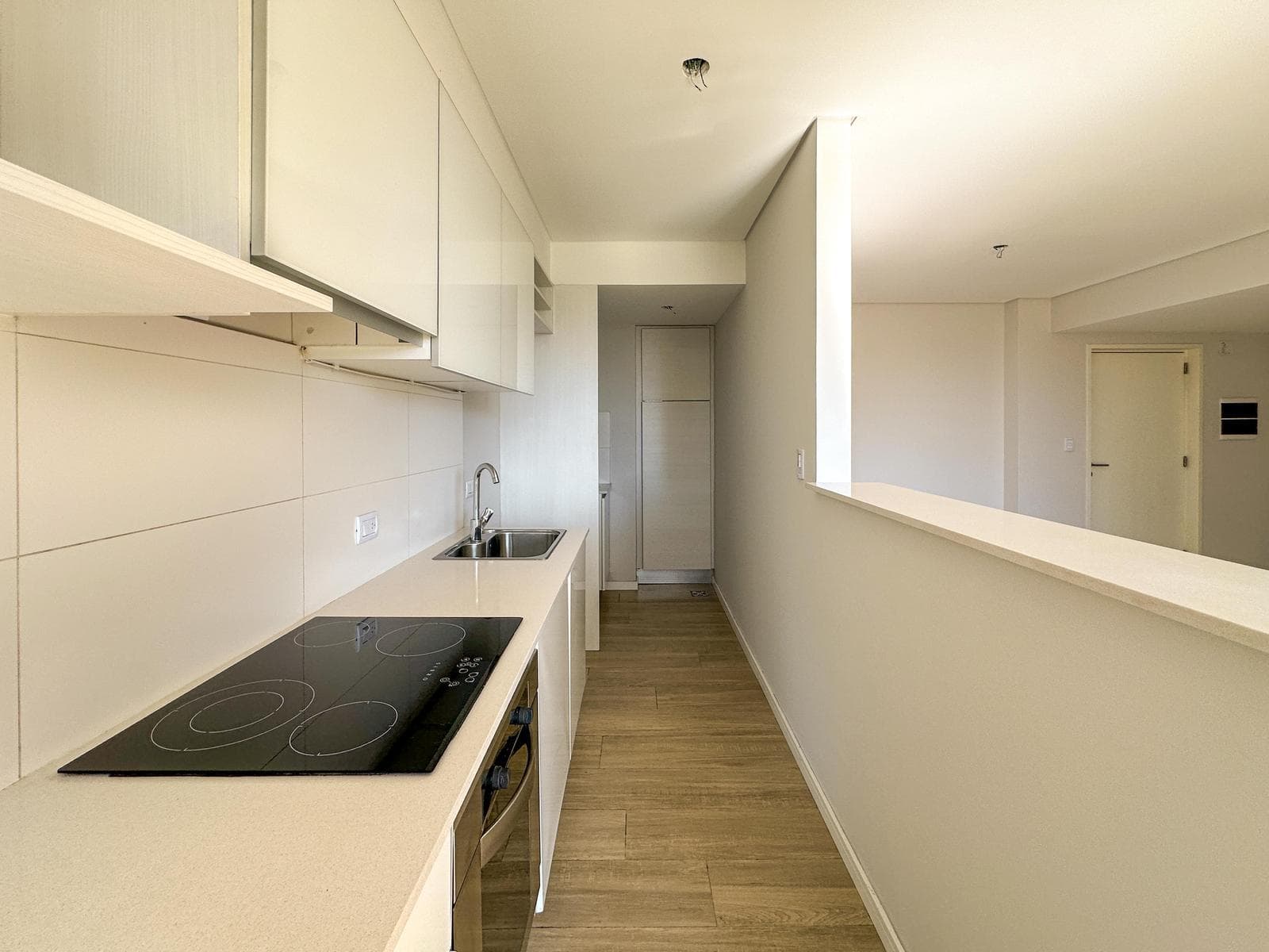 2-bedroom, 2-bathroom apartment with radiators and amenities at Condos Refinerias