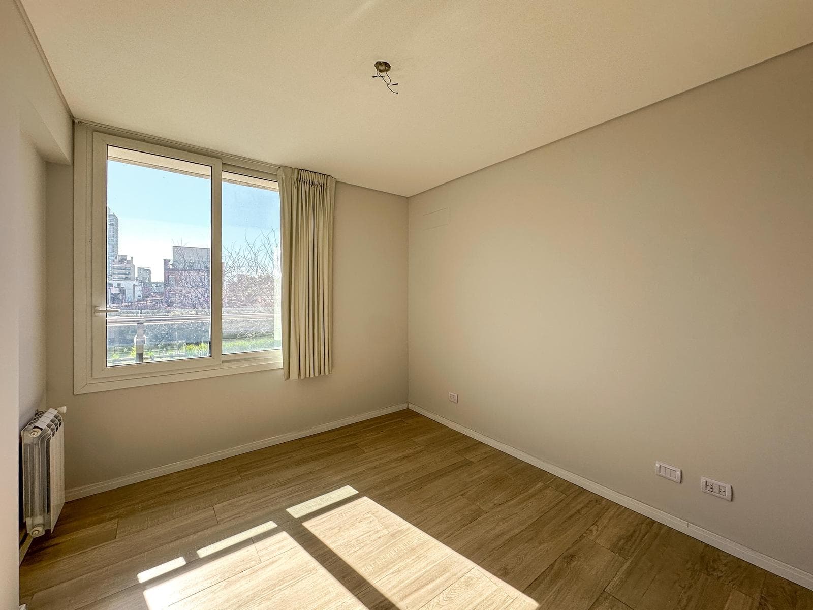 2-bedroom, 2-bathroom apartment with radiators and amenities at Condos Refinerias