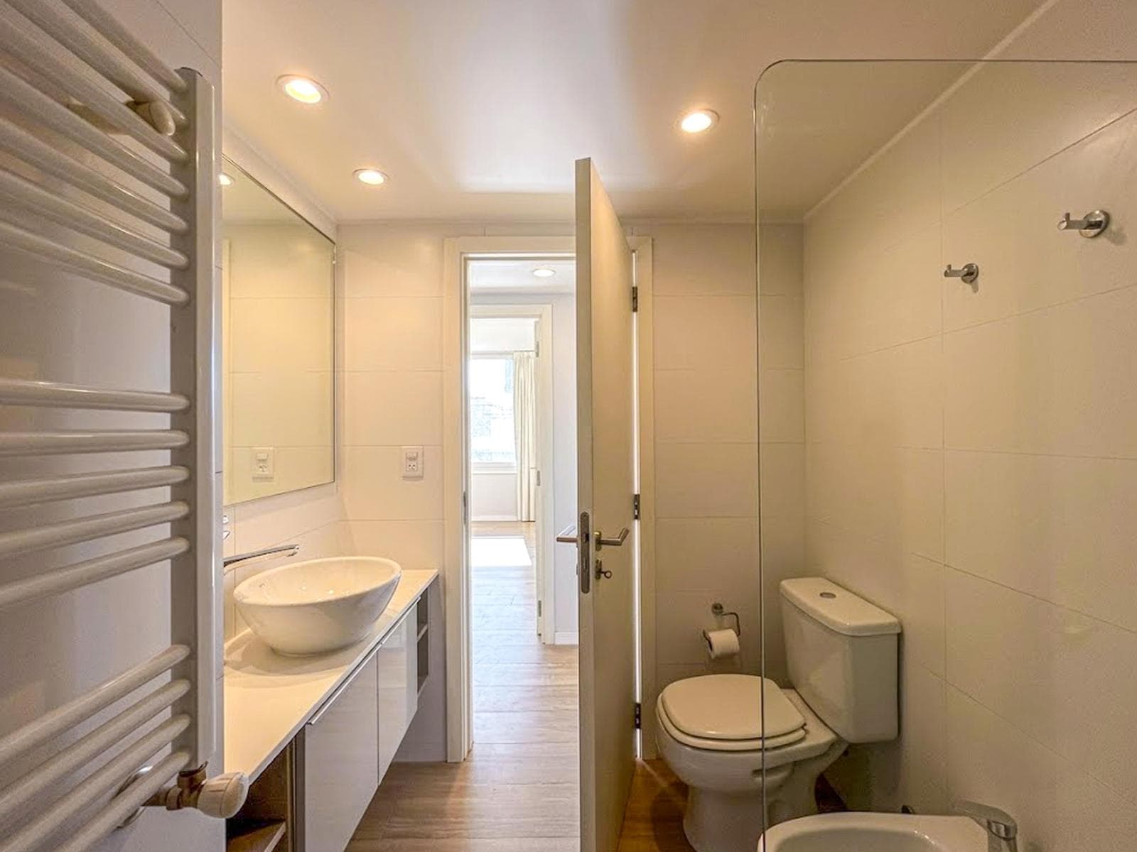 2-bedroom, 2-bathroom apartment with radiators and amenities at Condos Refinerias