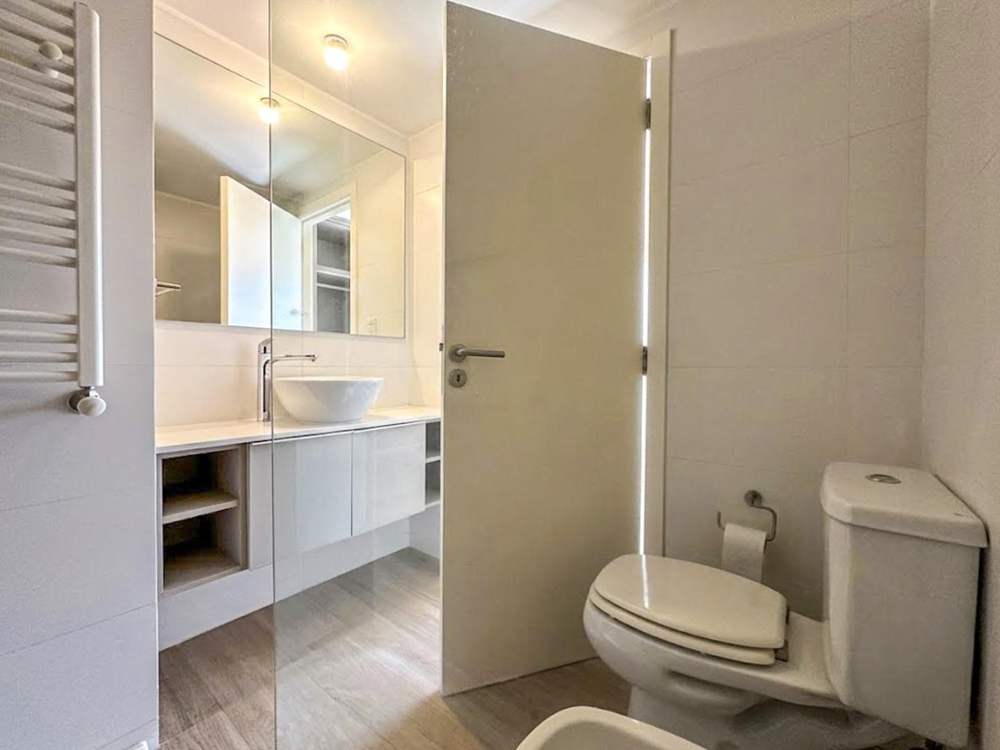 2-bedroom, 2-bathroom apartment with radiators and amenities at Condos Refinerias
