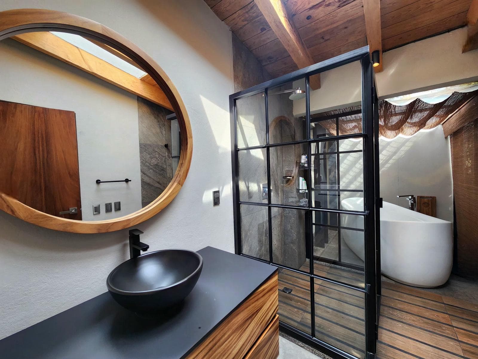 House for Sale with a Lake View in Avándaro