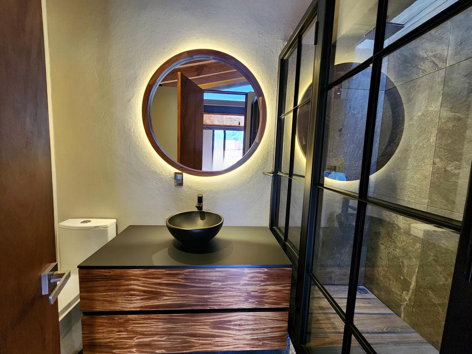 House for Sale with a Lake View in Avándaro