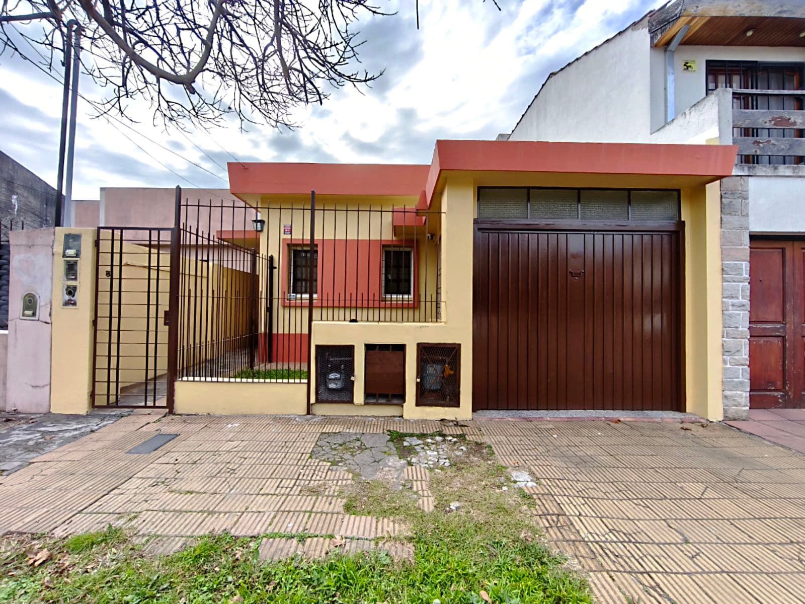 4-room house for sale in Villa Ballester, ground floor, with two gardens and a covered garage. Qualifies for a mortgage.