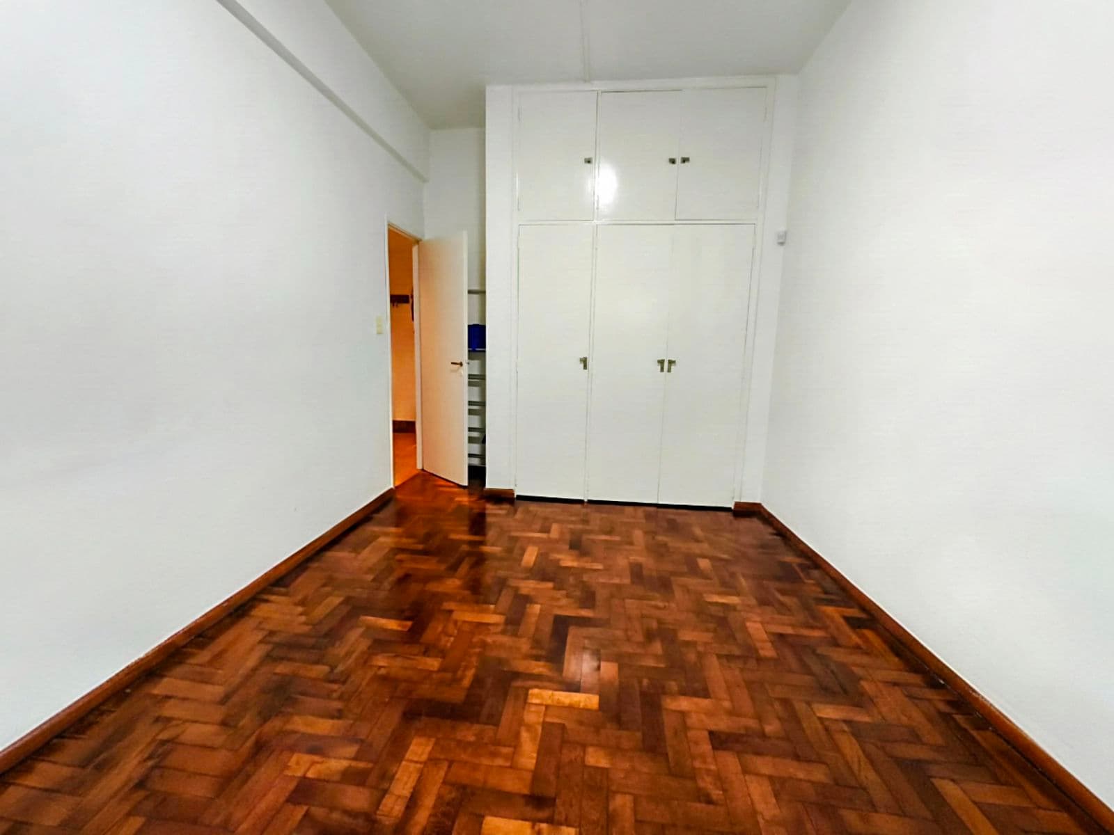 4-room house for sale in Villa Ballester, ground floor, with two gardens and a covered garage. Qualifies for a mortgage.