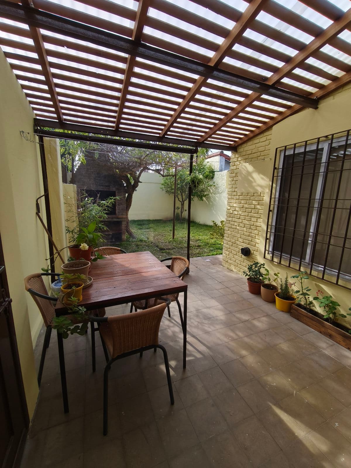 4-room house for sale in Villa Ballester, ground floor, with two gardens and a covered garage. Qualifies for a mortgage.