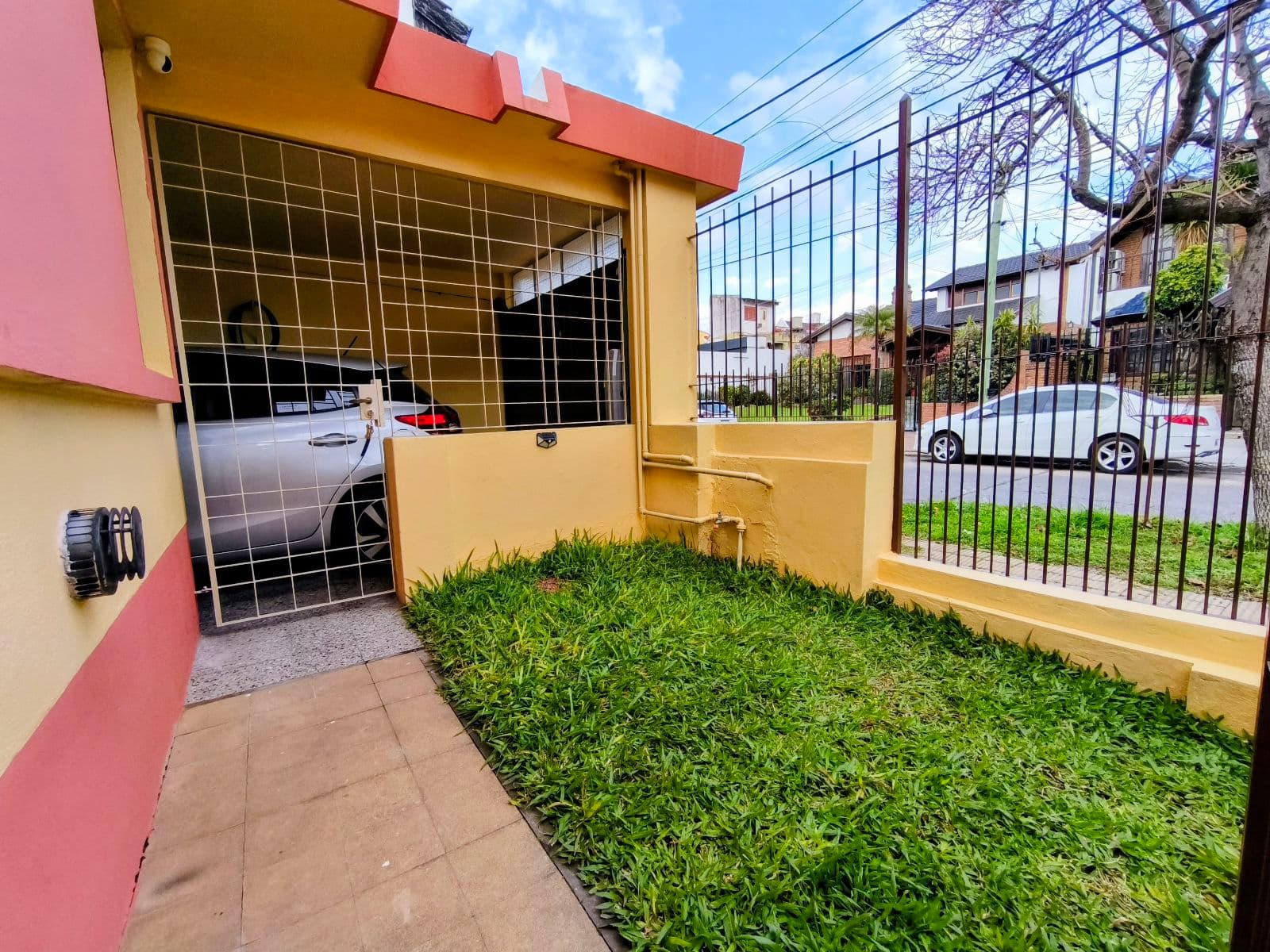 4-room house for sale in Villa Ballester, ground floor, with two gardens and a covered garage. Qualifies for a mortgage.