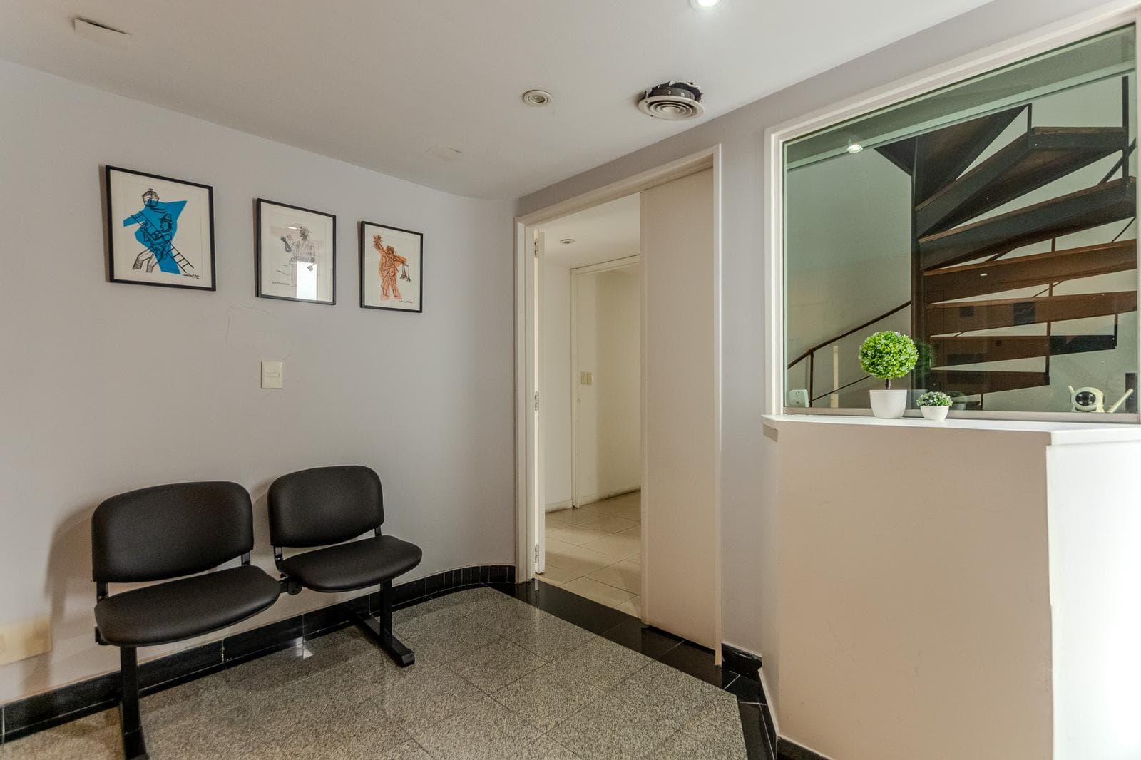 Spectacular 143 m2 duplex office in the Recoleta/Tribunales area.