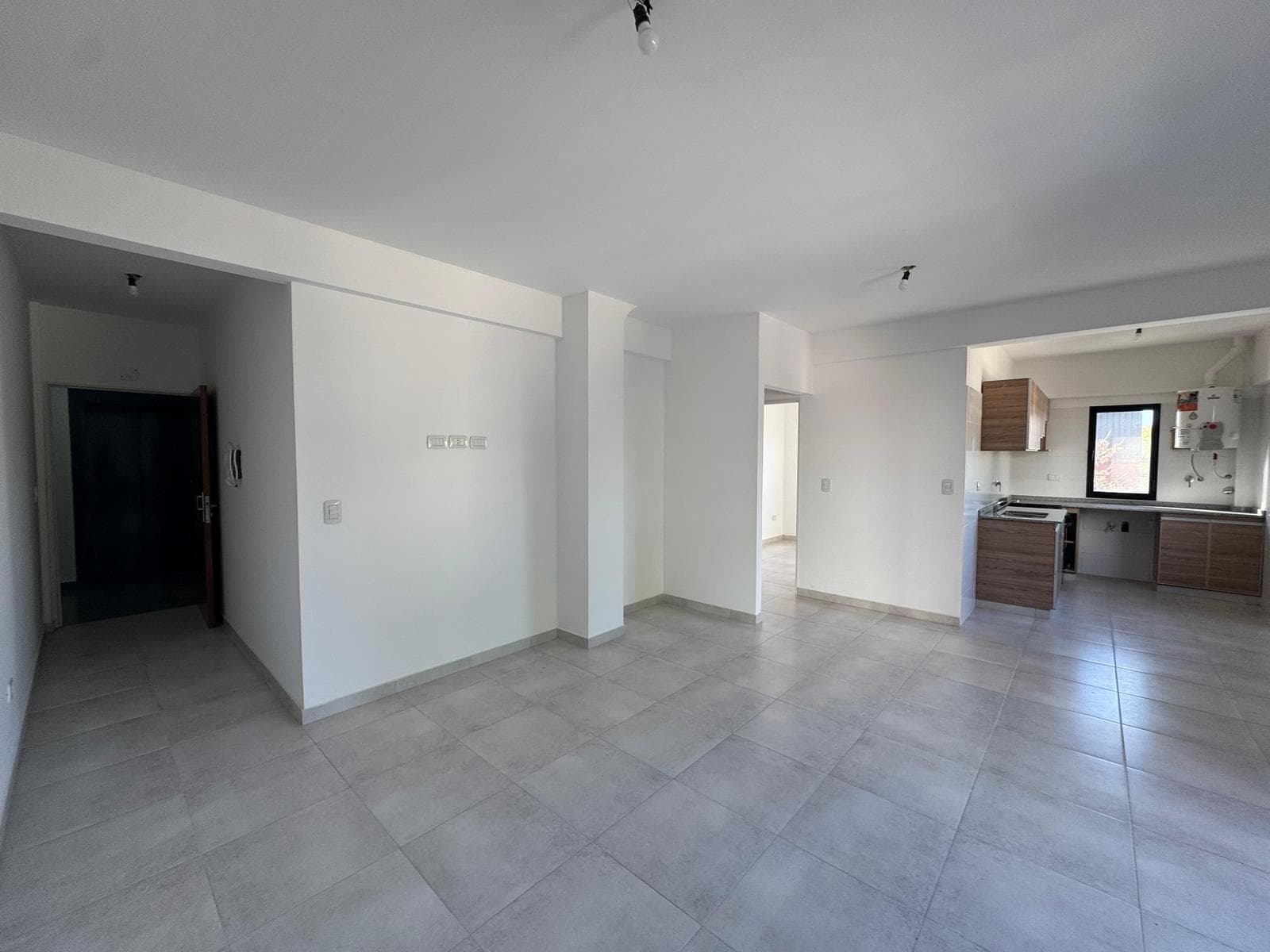 BRAND-NEW 2-ROOM APARTMENT. CORNER UNIT. BALCONY. SUNNY. VILLA DEL PARQUE