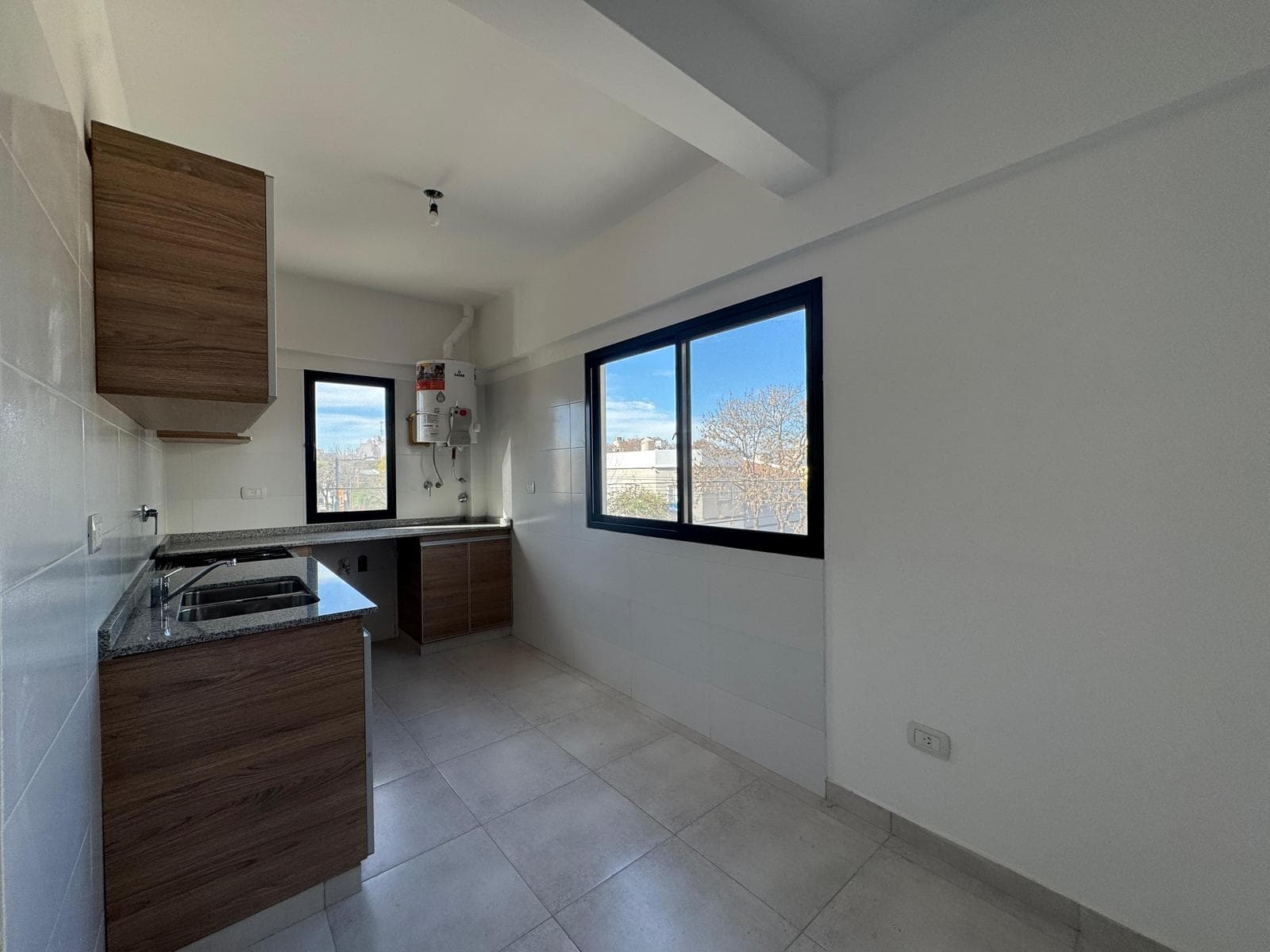 BRAND-NEW 2-ROOM APARTMENT. CORNER UNIT. BALCONY. SUNNY. VILLA DEL PARQUE