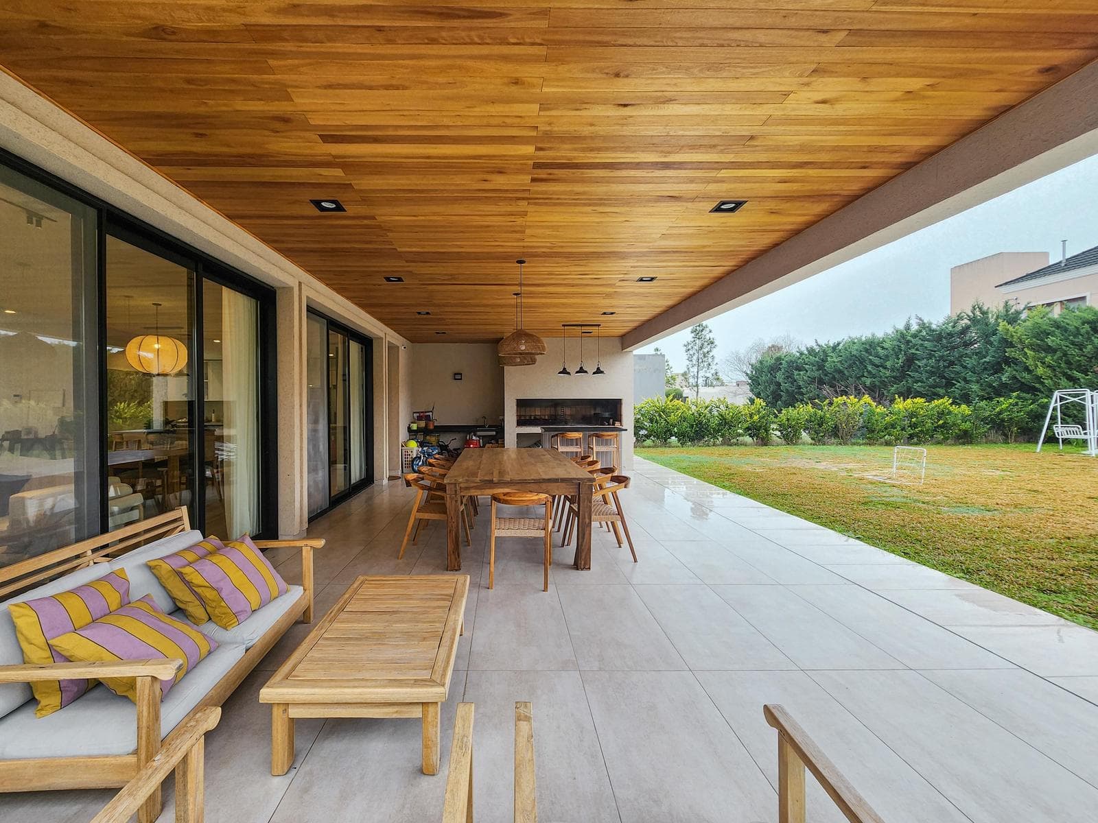 3-bedroom house straight out of a magazine, with a large yard and pool in Puerto Roldan