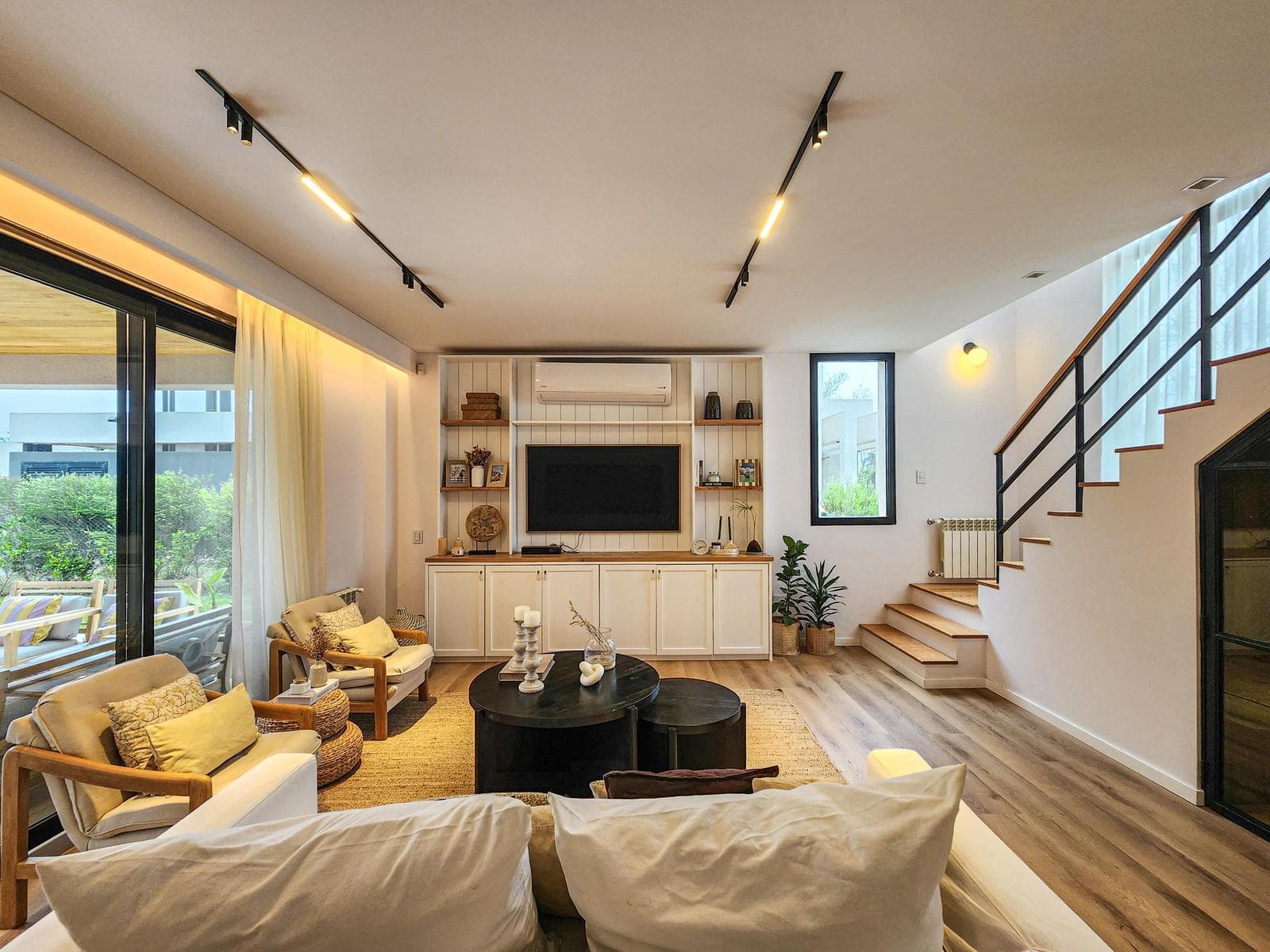 3-bedroom house straight out of a magazine, with a large yard and pool in Puerto Roldan