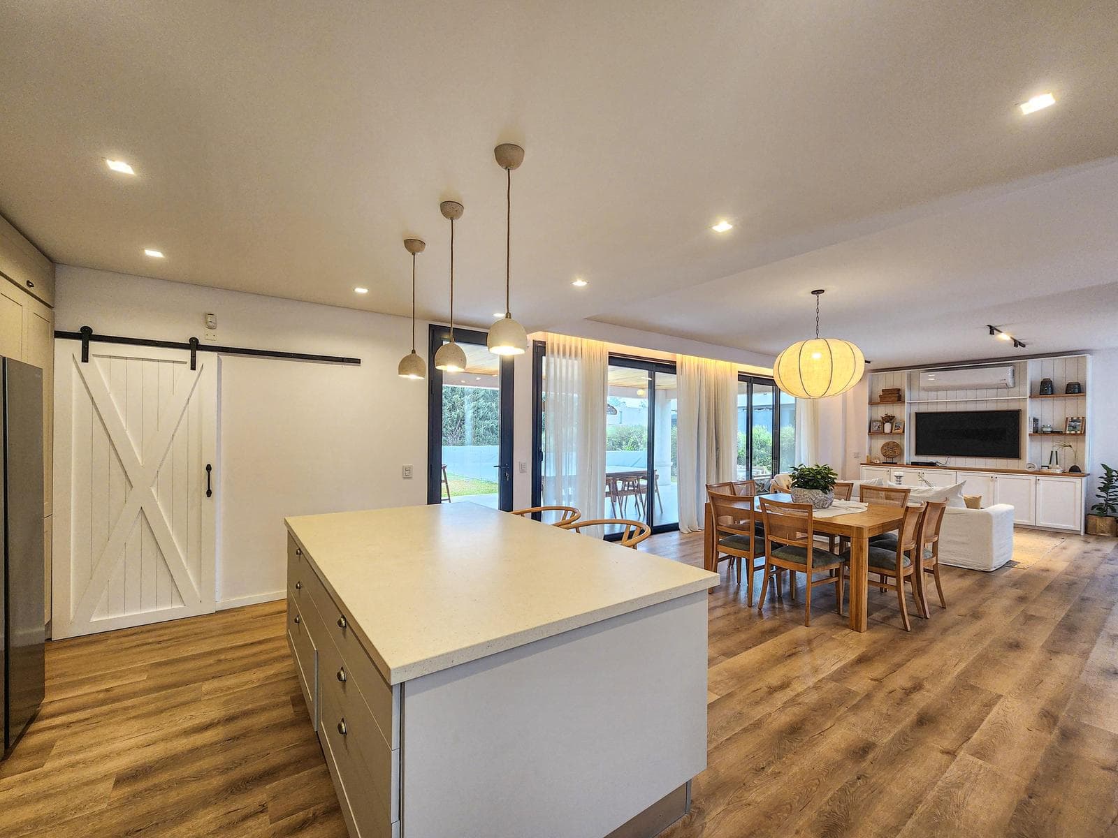 3-bedroom house straight out of a magazine, with a large yard and pool in Puerto Roldan