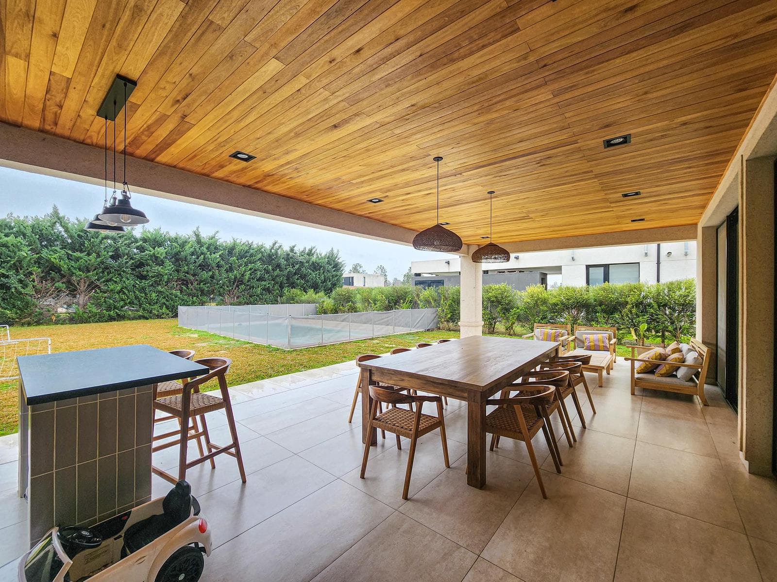 3-bedroom house straight out of a magazine, with a large yard and pool in Puerto Roldan