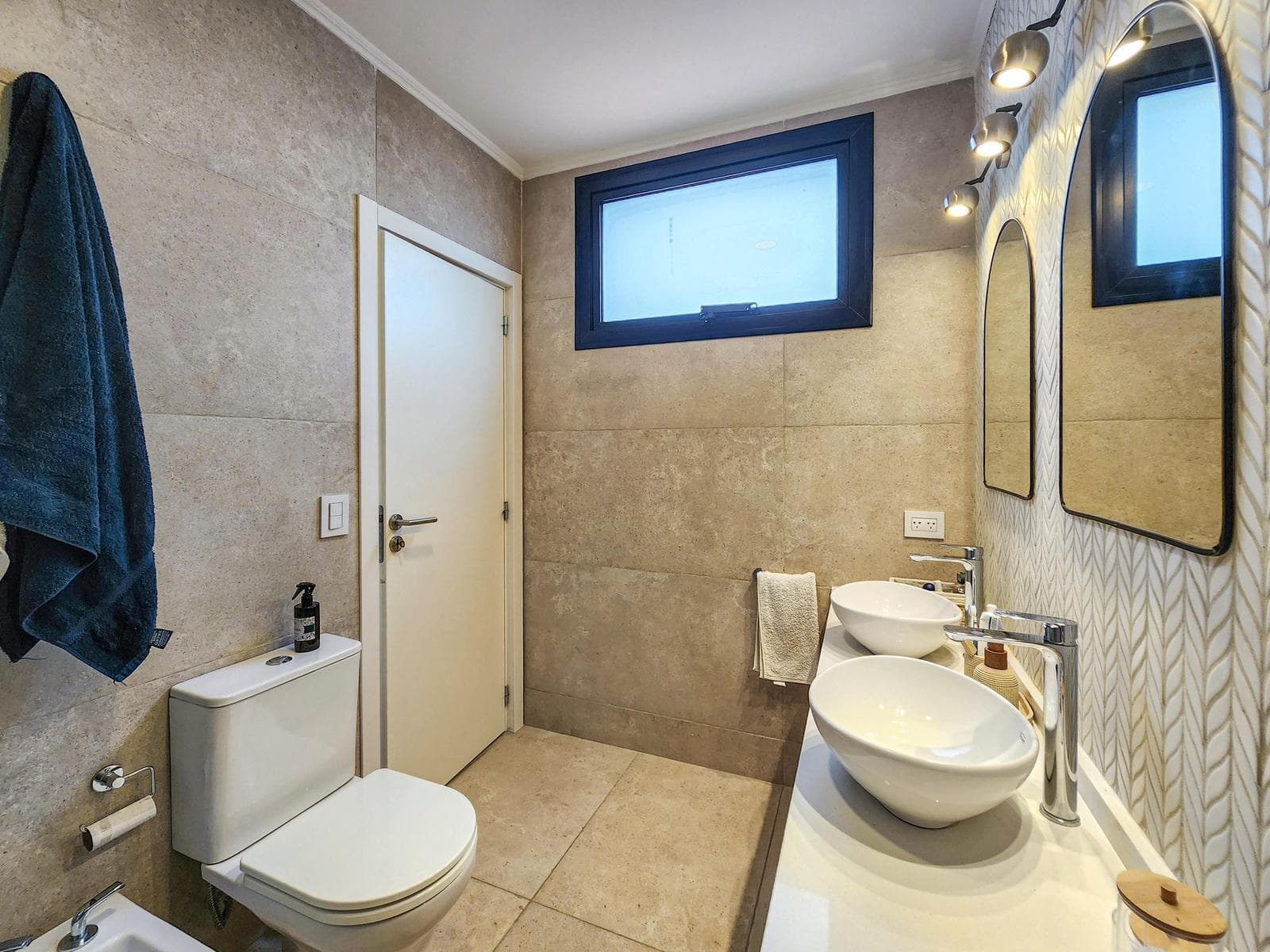 3-bedroom house straight out of a magazine, with a large yard and pool in Puerto Roldan