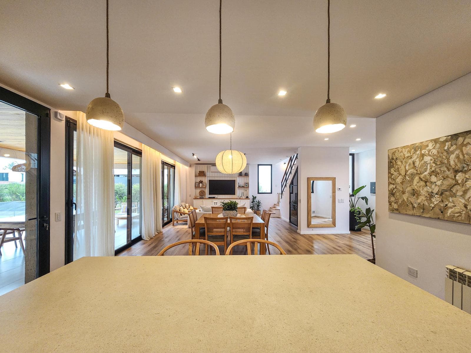 3-bedroom house straight out of a magazine, with a large yard and pool in Puerto Roldan