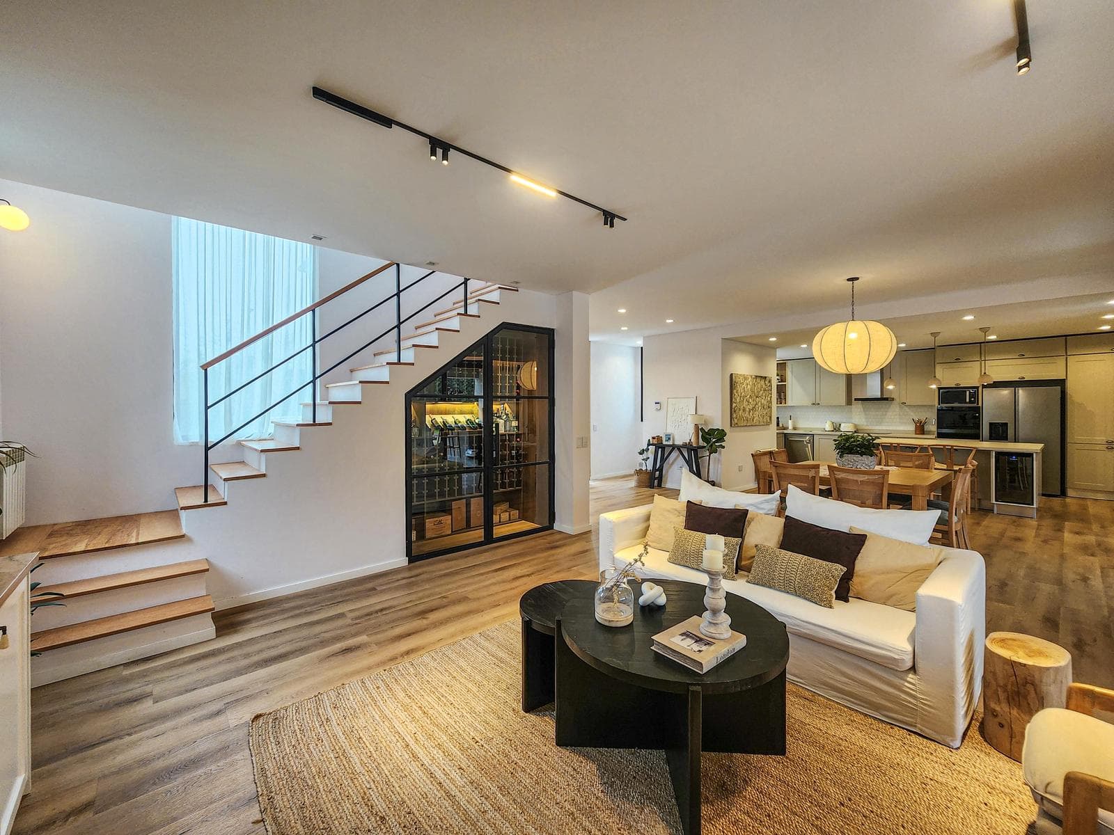 3-bedroom house straight out of a magazine, with a large yard and pool in Puerto Roldan