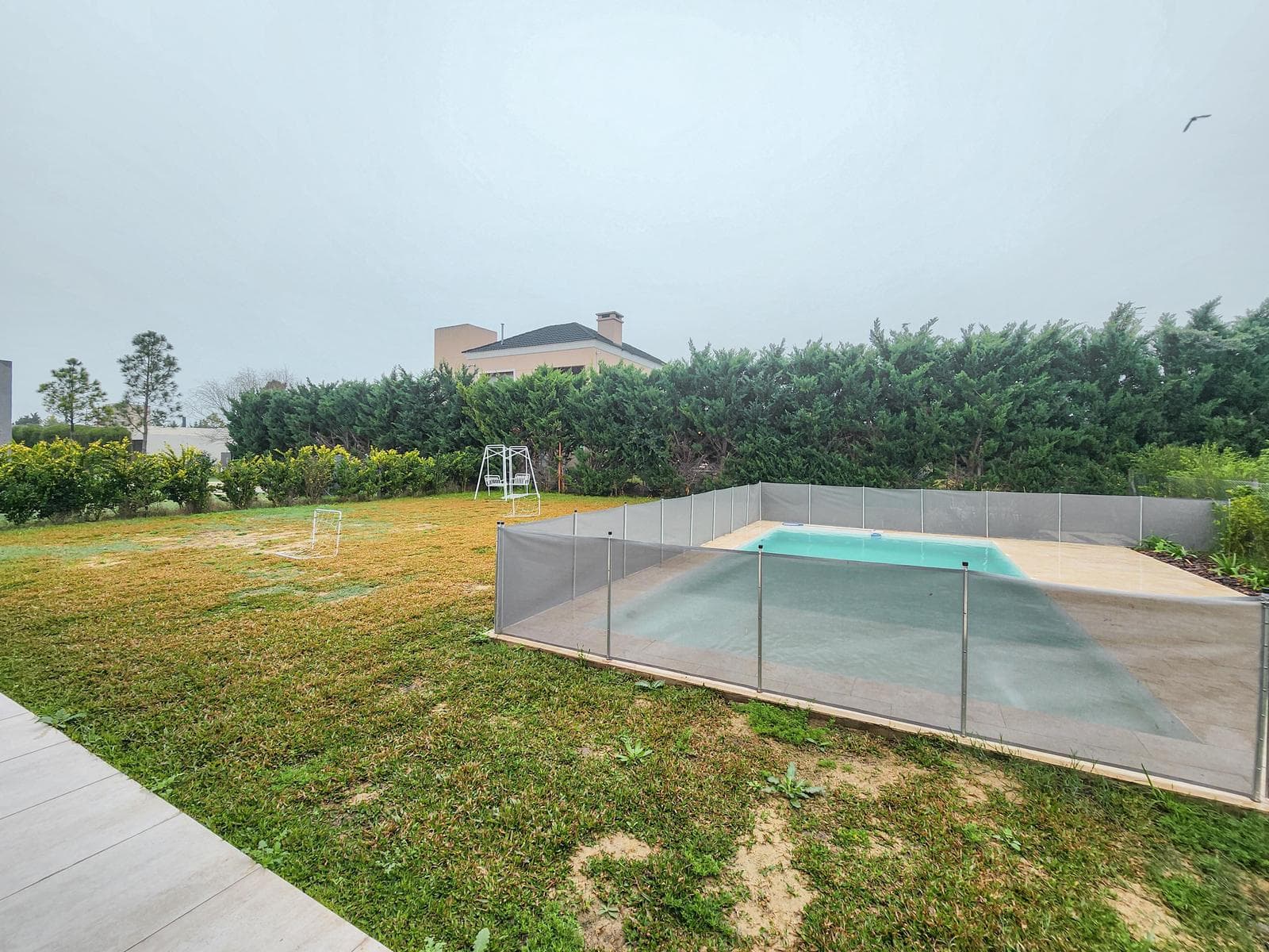 3-bedroom house straight out of a magazine, with a large yard and pool in Puerto Roldan