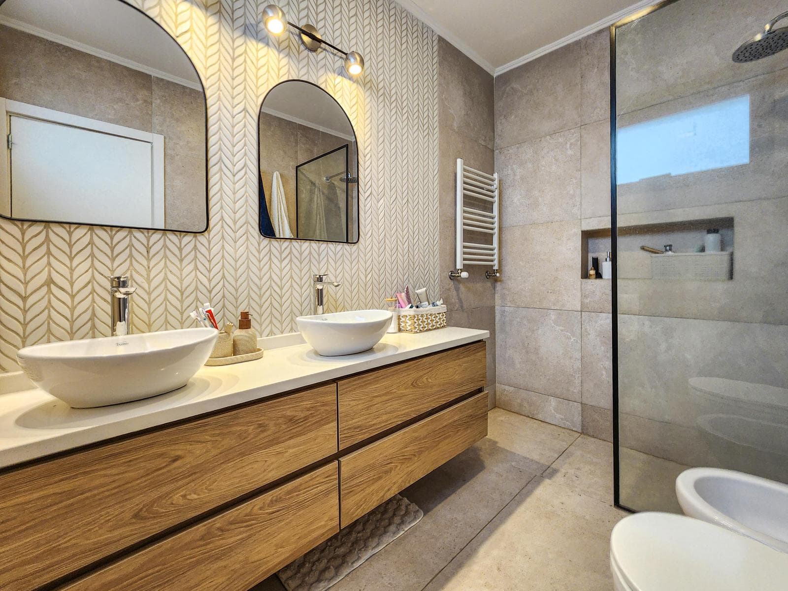 3-bedroom house straight out of a magazine, with a large yard and pool in Puerto Roldan
