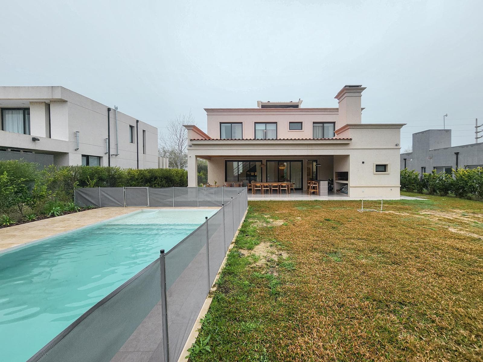 3-bedroom house straight out of a magazine, with a large yard and pool in Puerto Roldan