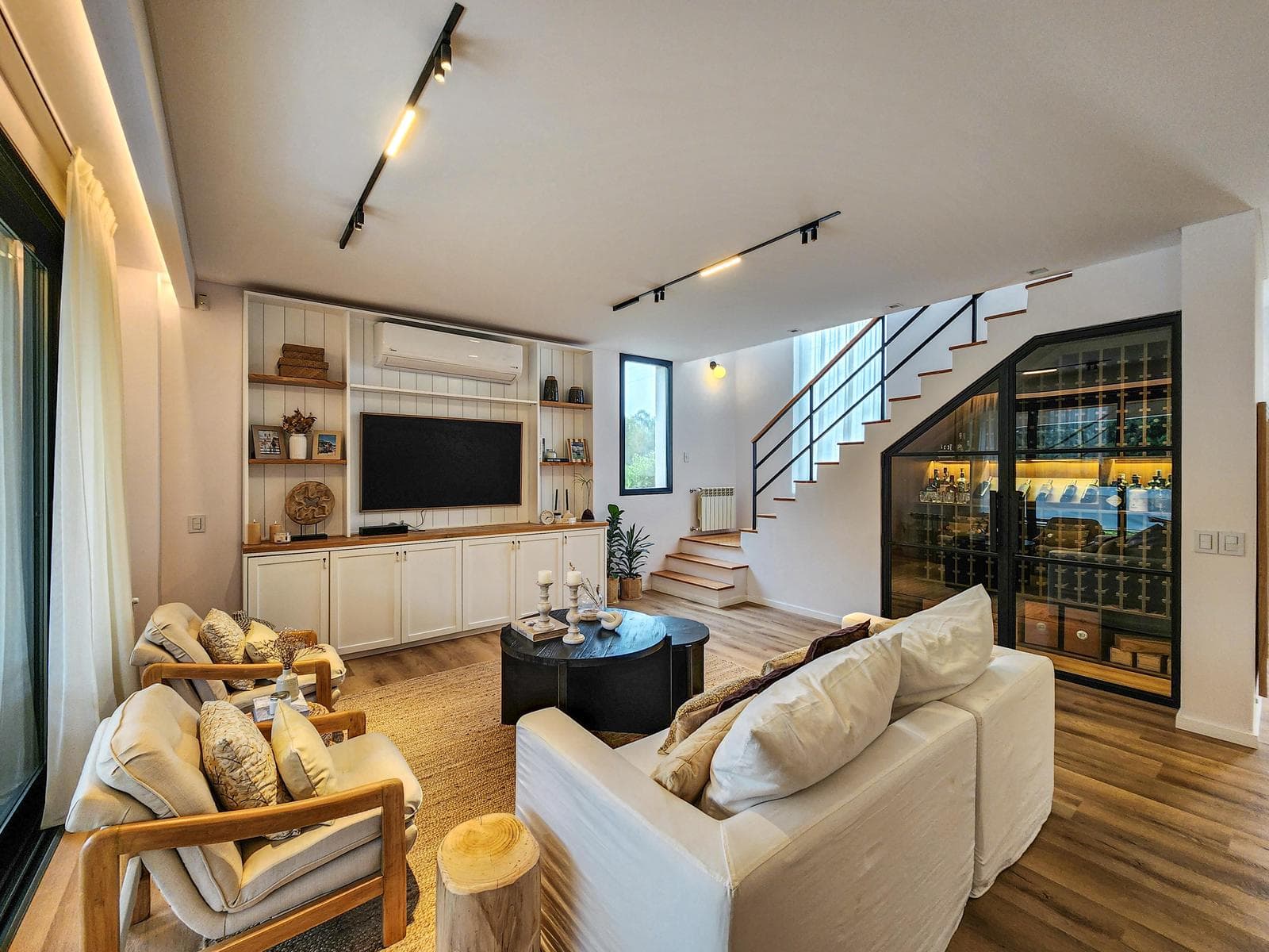 3-bedroom house straight out of a magazine, with a large yard and pool in Puerto Roldan