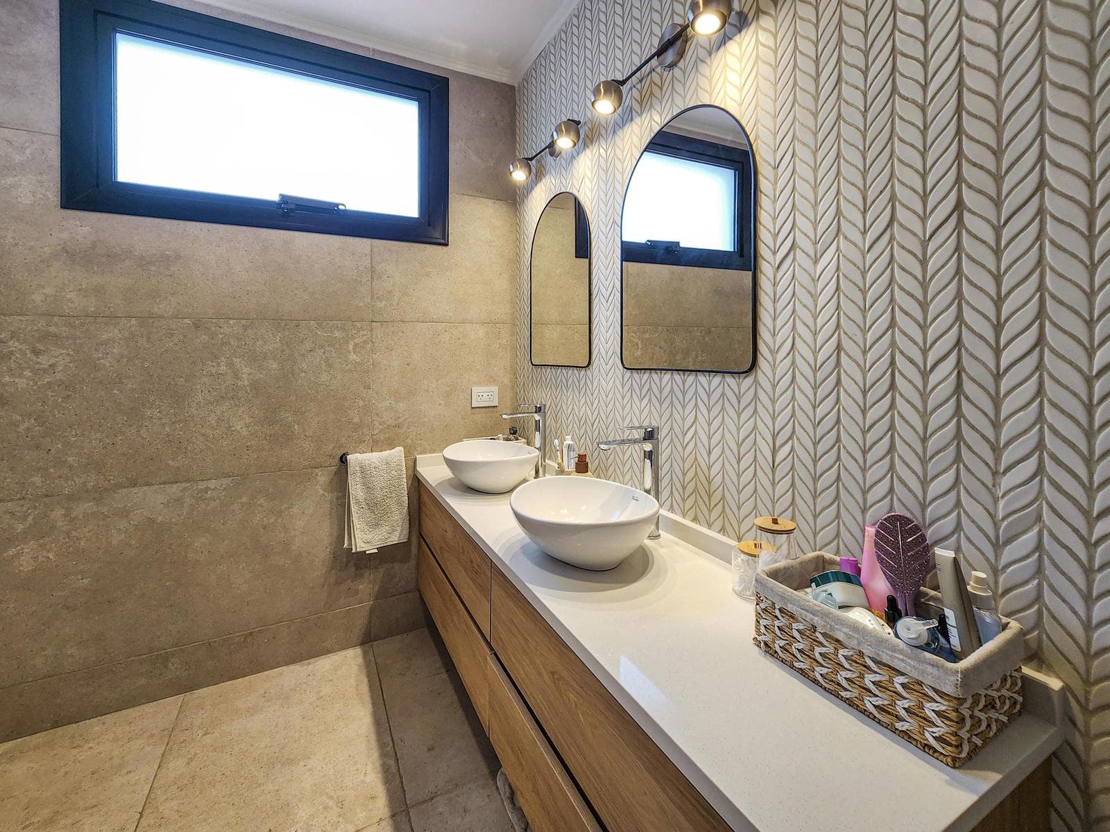 3-bedroom house straight out of a magazine, with a large yard and pool in Puerto Roldan