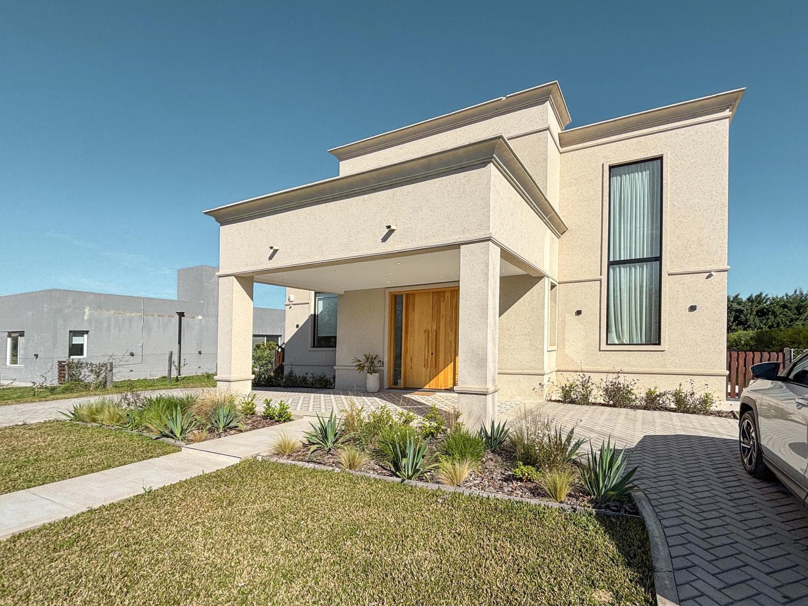 3-bedroom house straight out of a magazine, with a large yard and pool in Puerto Roldan