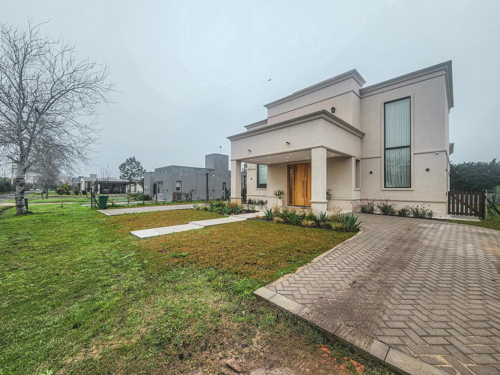 3-bedroom house straight out of a magazine, with a large yard and pool in Puerto Roldan
