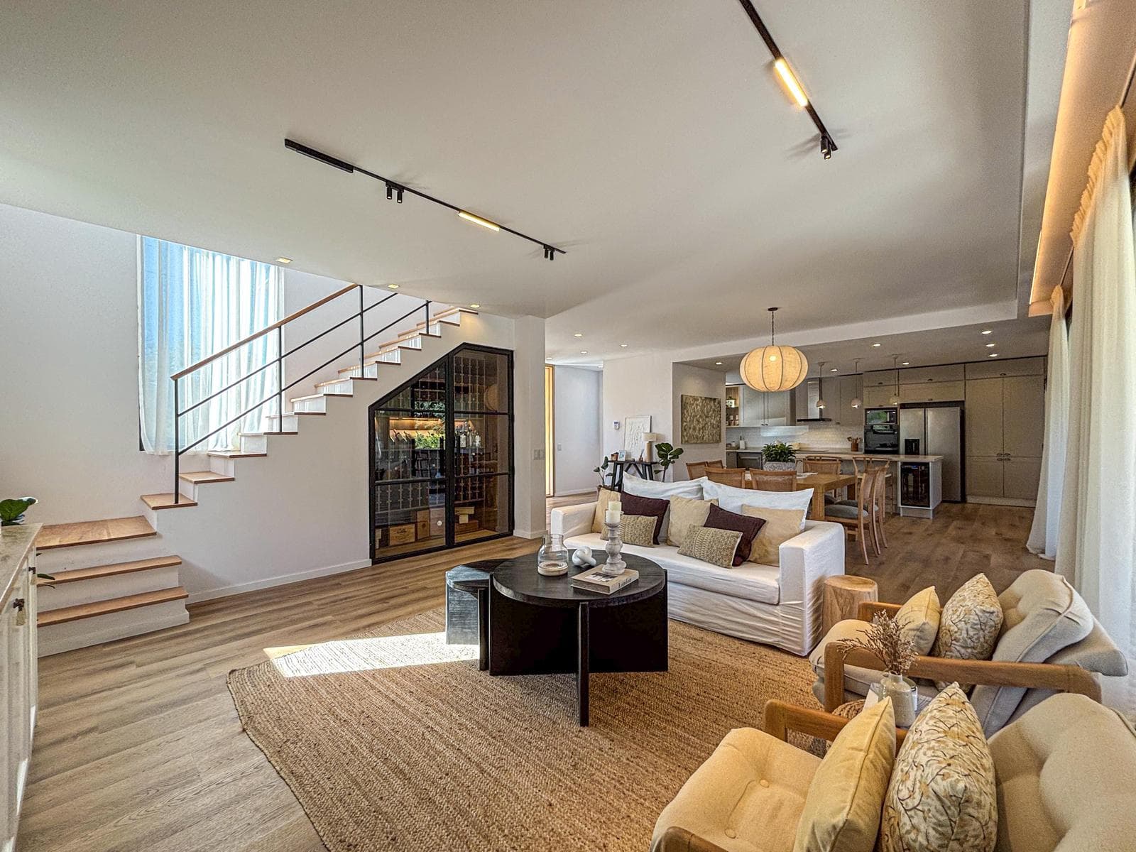 3-bedroom house straight out of a magazine, with a large yard and pool in Puerto Roldan