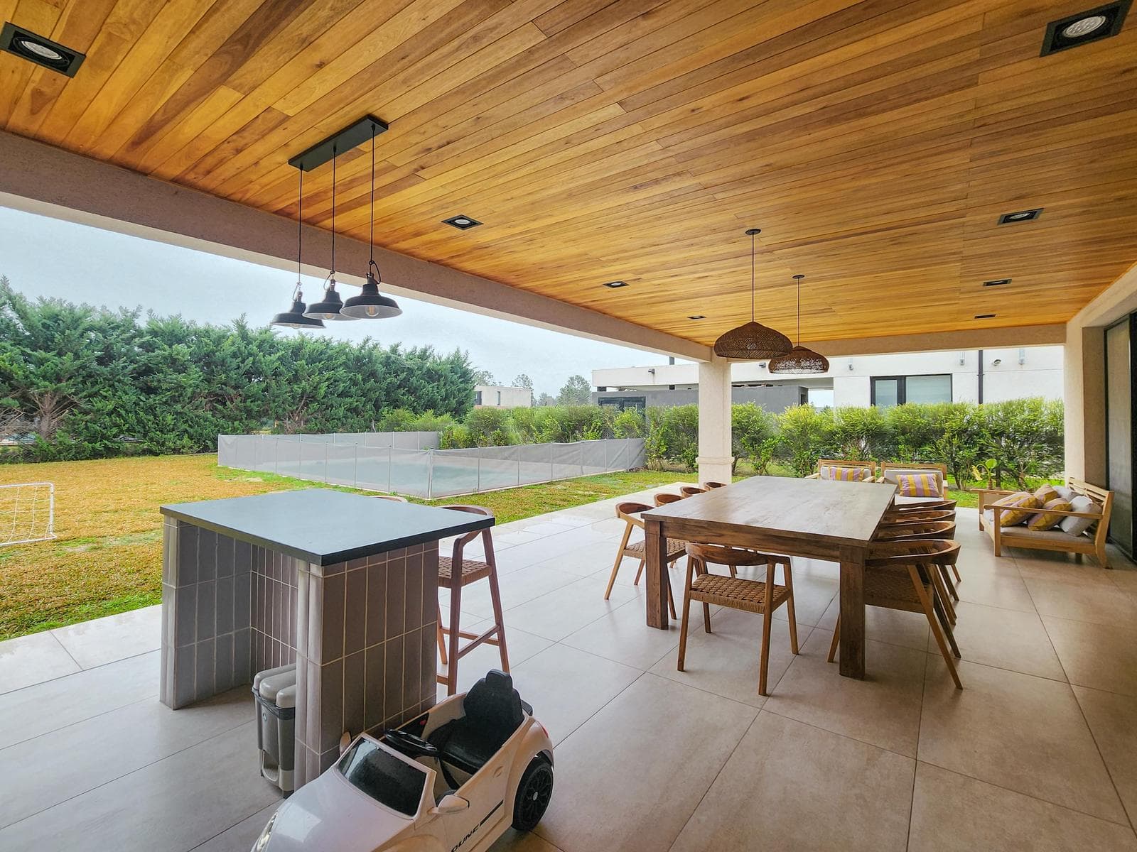 3-bedroom house straight out of a magazine, with a large yard and pool in Puerto Roldan