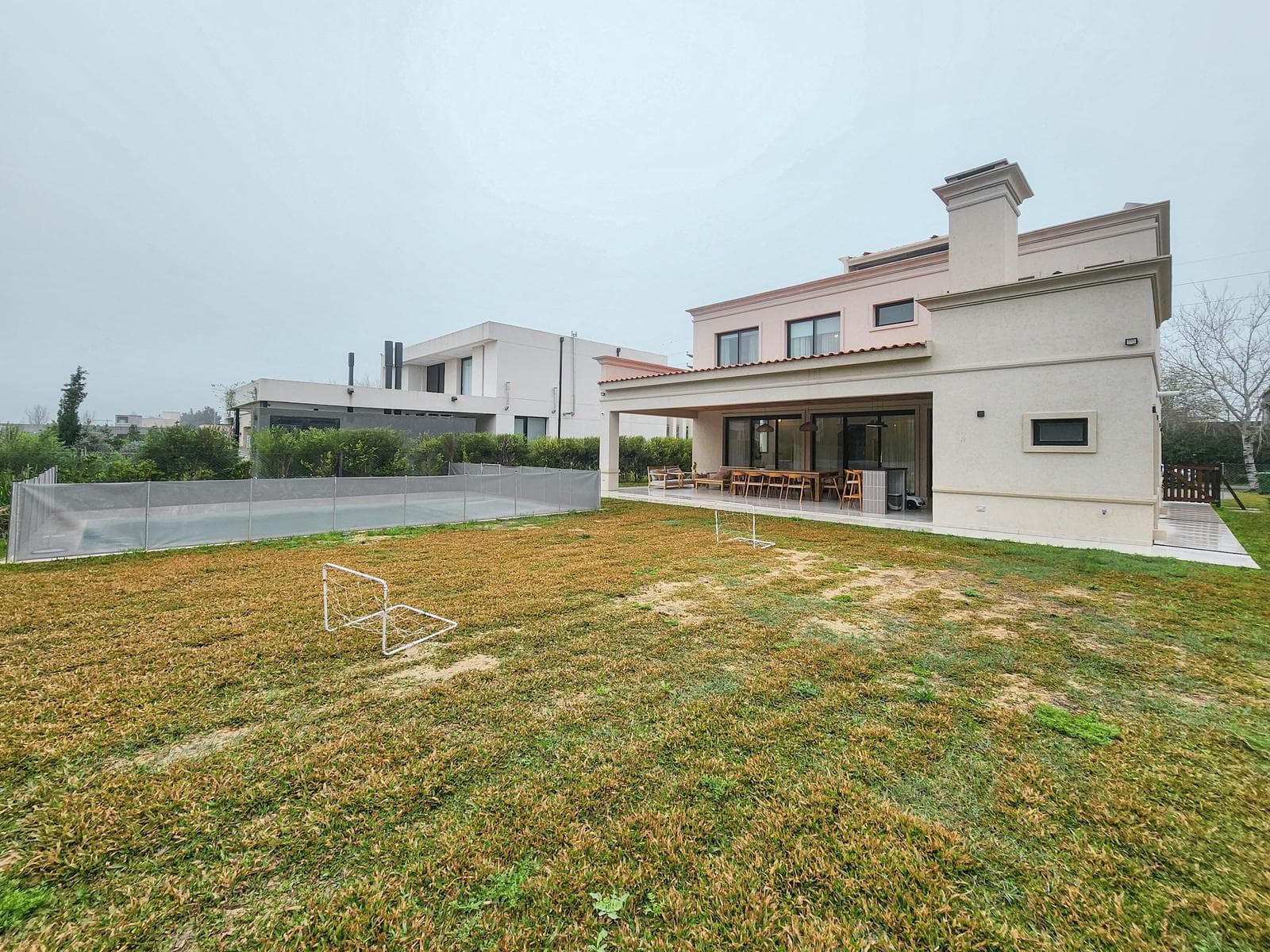 3-bedroom house straight out of a magazine, with a large yard and pool in Puerto Roldan