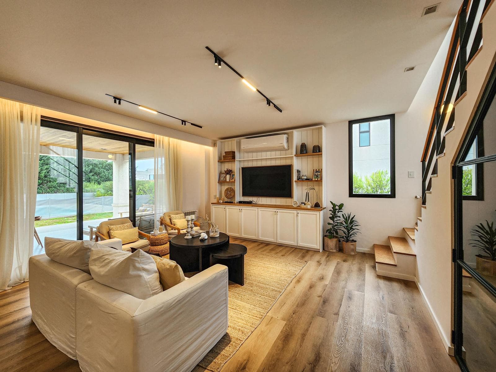 3-bedroom house straight out of a magazine, with a large yard and pool in Puerto Roldan