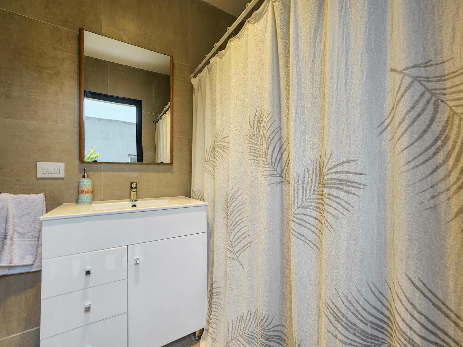 3-bedroom house straight out of a magazine, with a large yard and pool in Puerto Roldan
