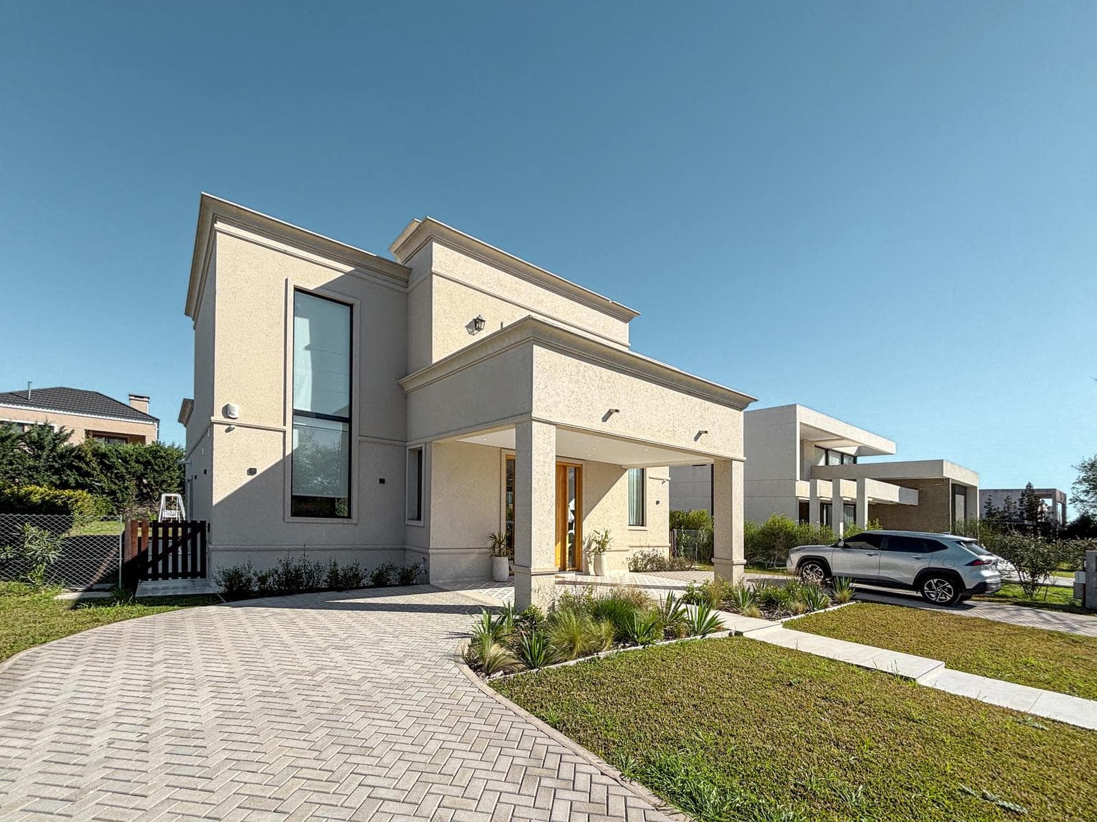 3-bedroom house straight out of a magazine, with a large yard and pool in Puerto Roldan