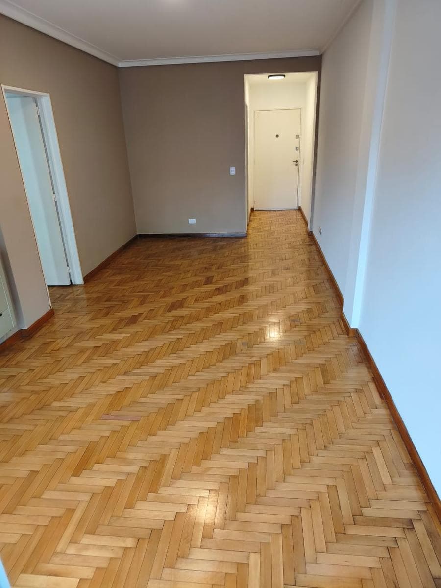 For sale: apartment with 4 rooms and a balcony in Olivos, with two parking spaces.