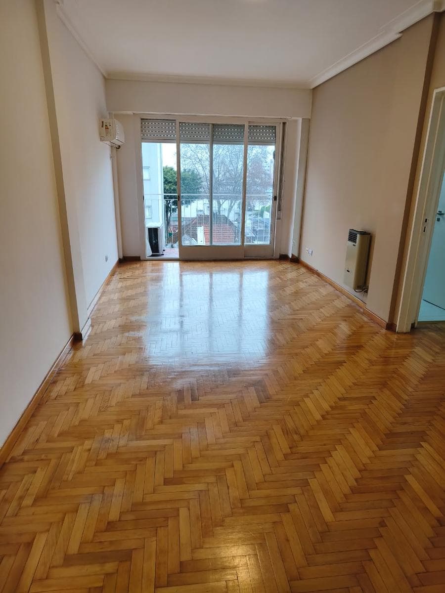 For sale: apartment with 4 rooms and a balcony in Olivos, with two parking spaces.