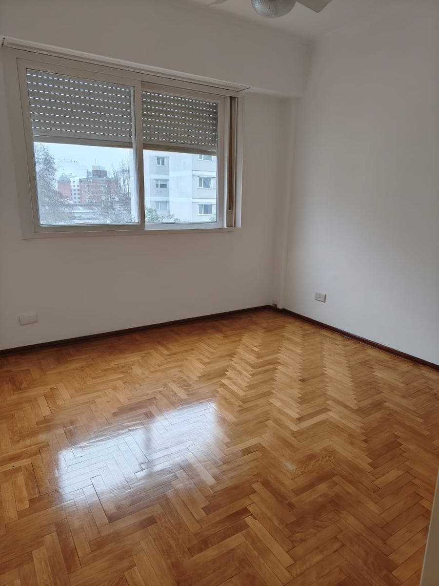 For sale: apartment with 4 rooms and a balcony in Olivos, with two parking spaces.