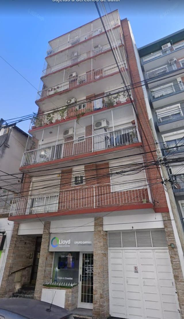 For sale: apartment with 4 rooms and a balcony in Olivos, with two parking spaces.