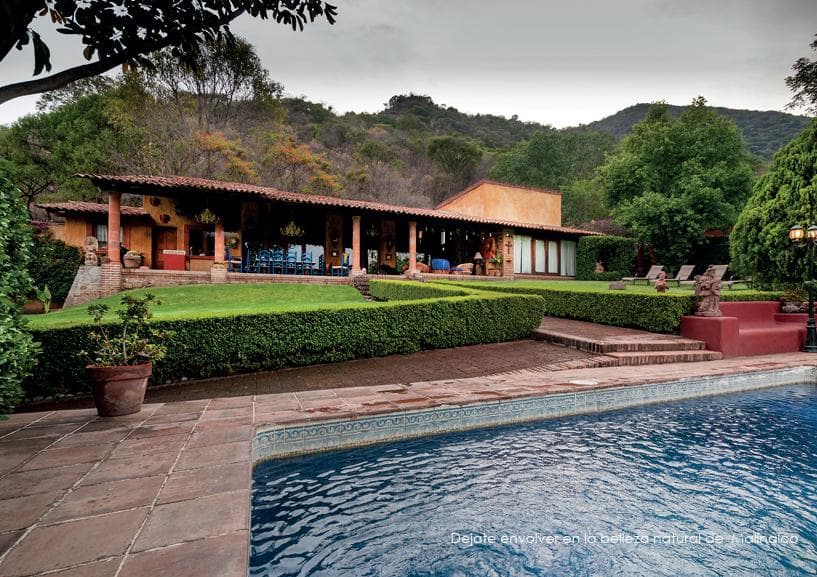 House for sale in Malinalco, 13 minutes from downtown, with a pool, garden, terrace, padel court, and more