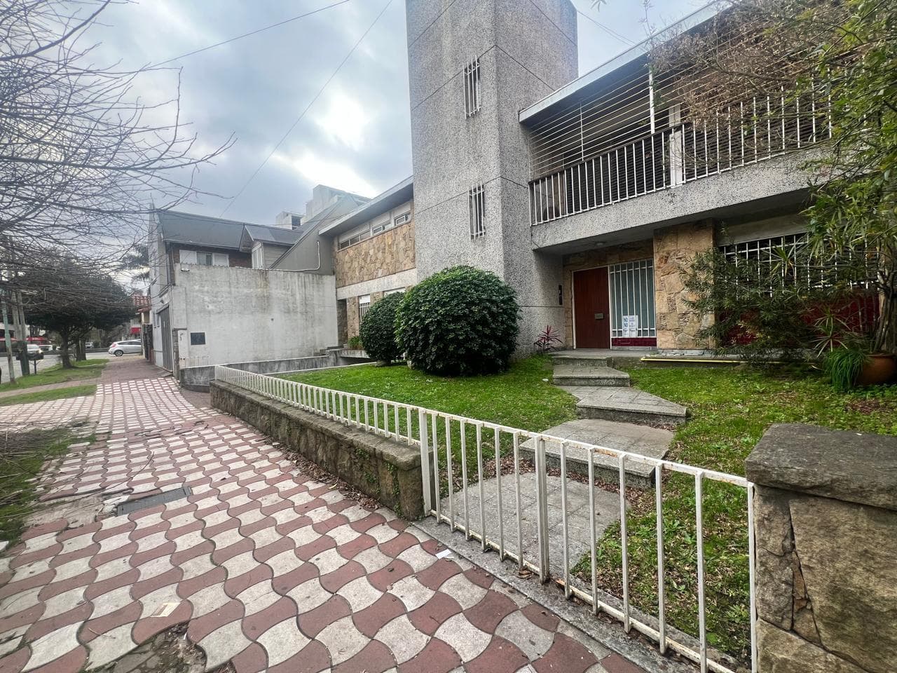 Banfield Oeste | 800 m² House | Pool | Barbecue Area | 4 Parking Spaces