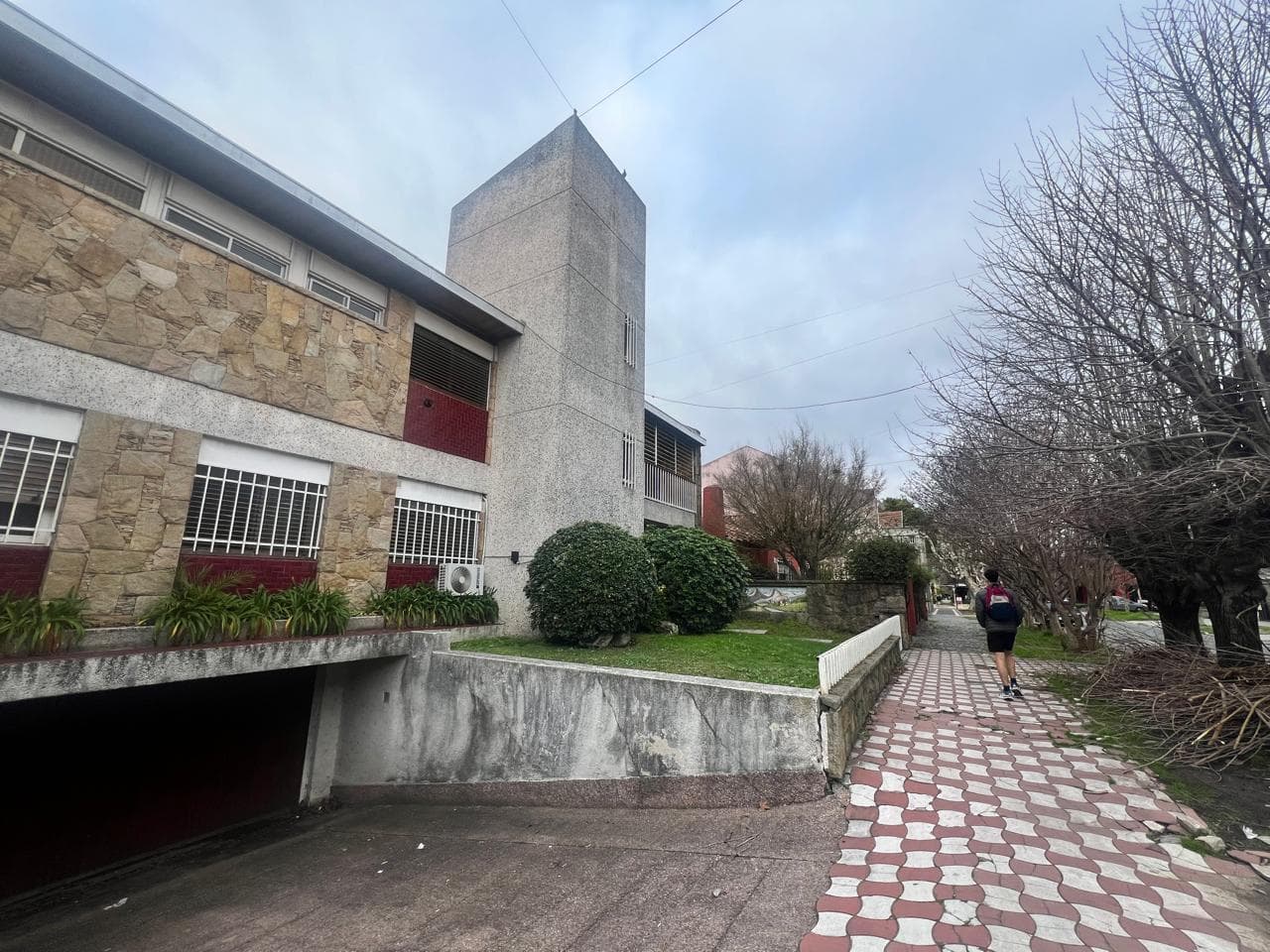 Banfield Oeste | 800 m² House | Pool | Barbecue Area | 4 Parking Spaces