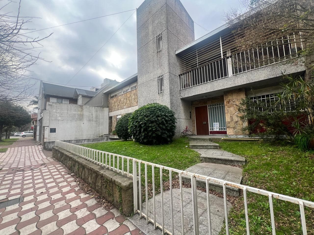 Banfield Oeste | 800 m² House | Pool | Barbecue Area | 4 Parking Spaces
